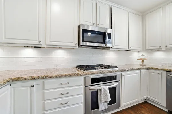 $560,000 | 19 East New Avery Place, The Woodlands, TX 77382