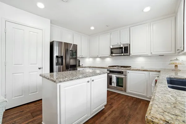 $560,000 | 19 East New Avery Place, The Woodlands, TX 77382