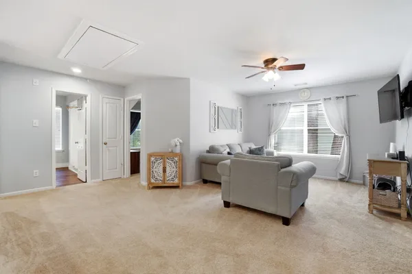$560,000 | 19 East New Avery Place, The Woodlands, TX 77382