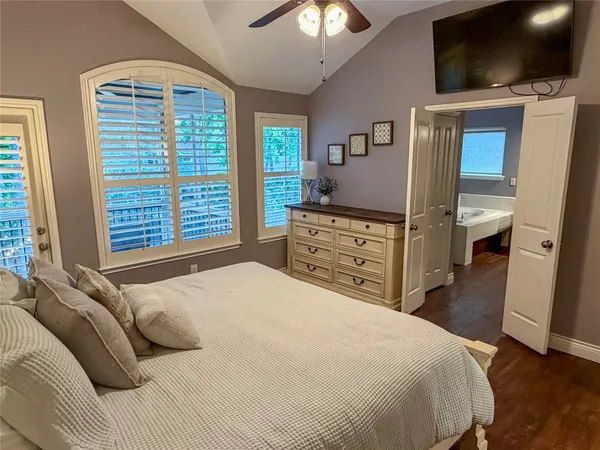 $560,000 | 19 East New Avery Place, The Woodlands, TX 77382