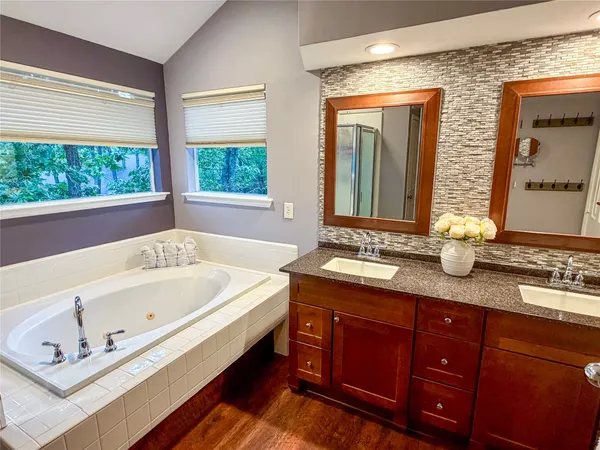 $560,000 | 19 East New Avery Place, The Woodlands, TX 77382