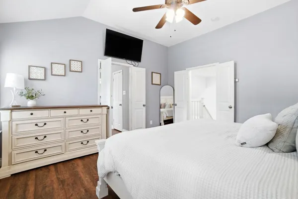 $560,000 | 19 East New Avery Place, The Woodlands, TX 77382