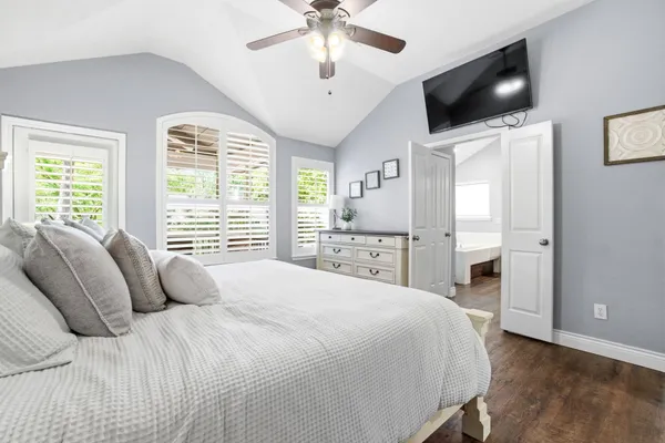 $560,000 | 19 East New Avery Place, The Woodlands, TX 77382