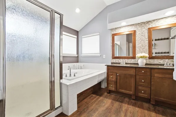 $560,000 | 19 East New Avery Place, The Woodlands, TX 77382