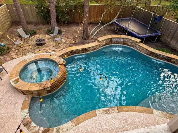 $560,000 | 19 East New Avery Place, The Woodlands, TX 77382