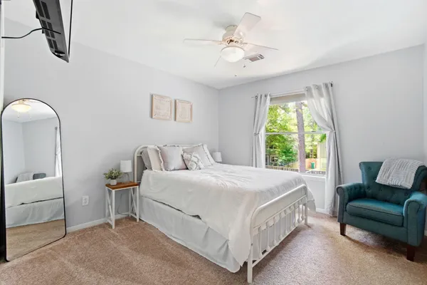 $560,000 | 19 East New Avery Place, The Woodlands, TX 77382