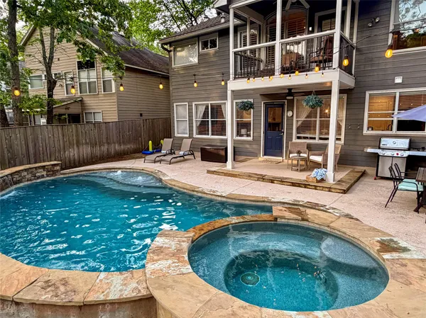 $560,000 | 19 East New Avery Place, The Woodlands, TX 77382