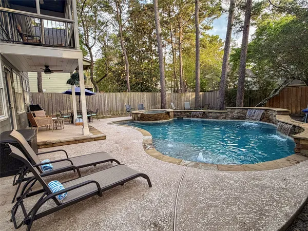 $560,000 | 19 East New Avery Place, The Woodlands, TX 77382