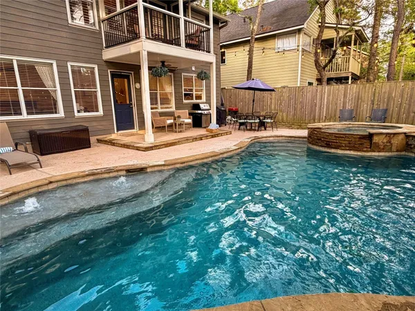 $560,000 | 19 East New Avery Place, The Woodlands, TX 77382