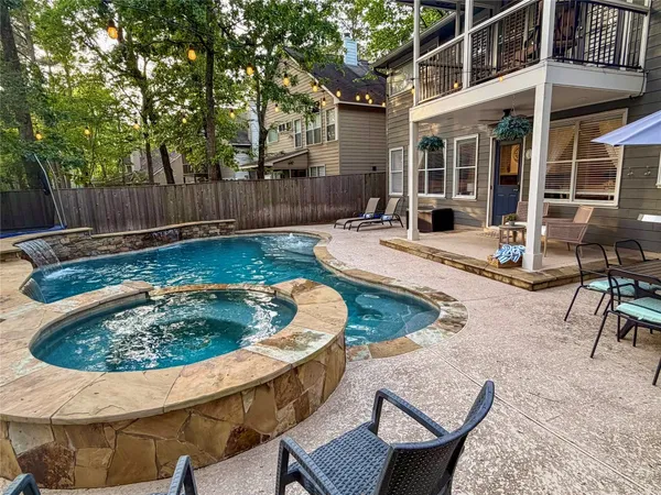 $560,000 | 19 East New Avery Place, The Woodlands, TX 77382