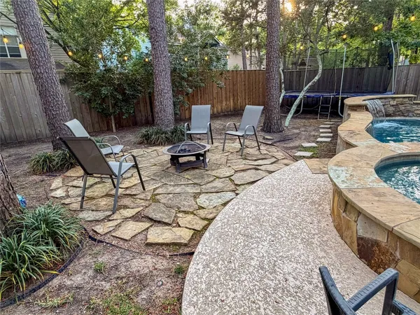 $560,000 | 19 East New Avery Place, The Woodlands, TX 77382