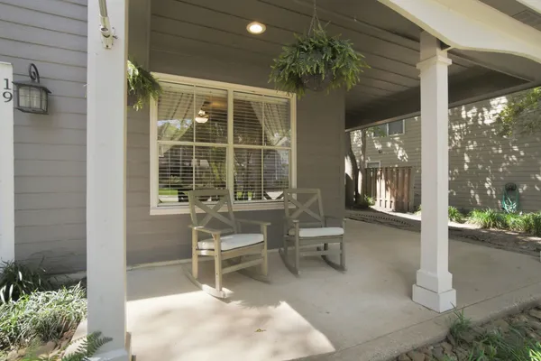 $560,000 | 19 East New Avery Place, The Woodlands, TX 77382