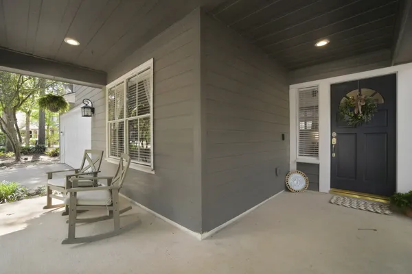 $560,000 | 19 East New Avery Place, The Woodlands, TX 77382