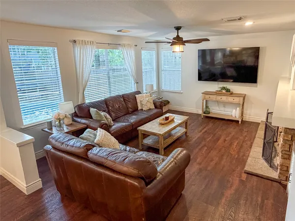 $560,000 | 19 East New Avery Place, The Woodlands, TX 77382