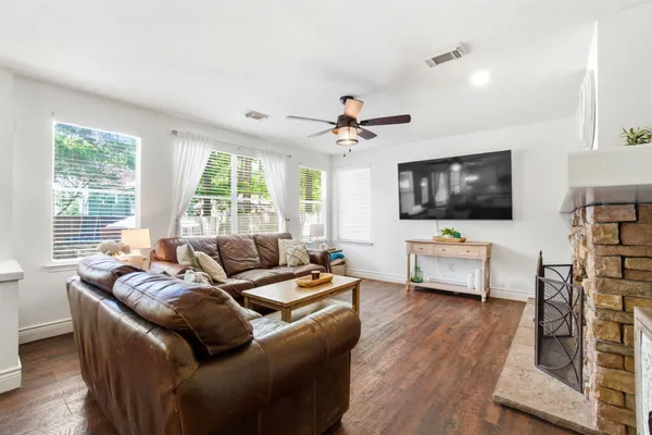 $560,000 | 19 East New Avery Place, The Woodlands, TX 77382