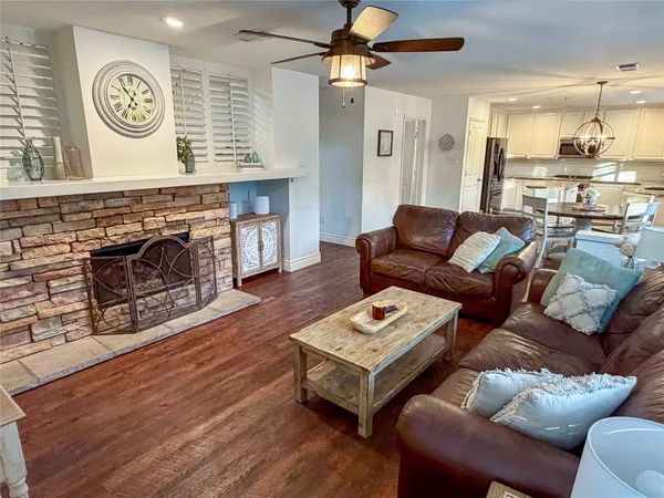 $560,000 | 19 East New Avery Place, The Woodlands, TX 77382