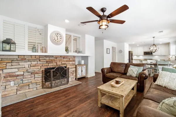 $560,000 | 19 East New Avery Place, The Woodlands, TX 77382