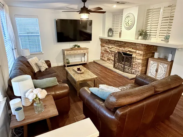 $560,000 | 19 East New Avery Place, The Woodlands, TX 77382