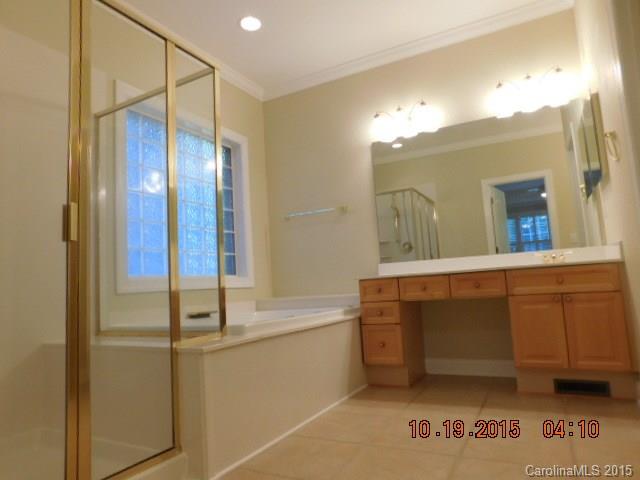 10004 Paradise Ridge Road, Unit 68 Charlotte, NC 28277 - Photo 15 of 24 a bathroom with a sink mirror and a bathtub