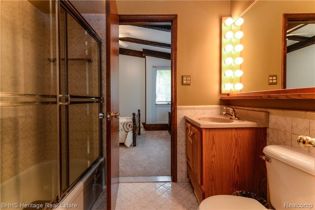 1264 North Kellogg Road Howell, MI 48843 - Photo 36 of 57 Upper Level Jack & Jill Bathroom