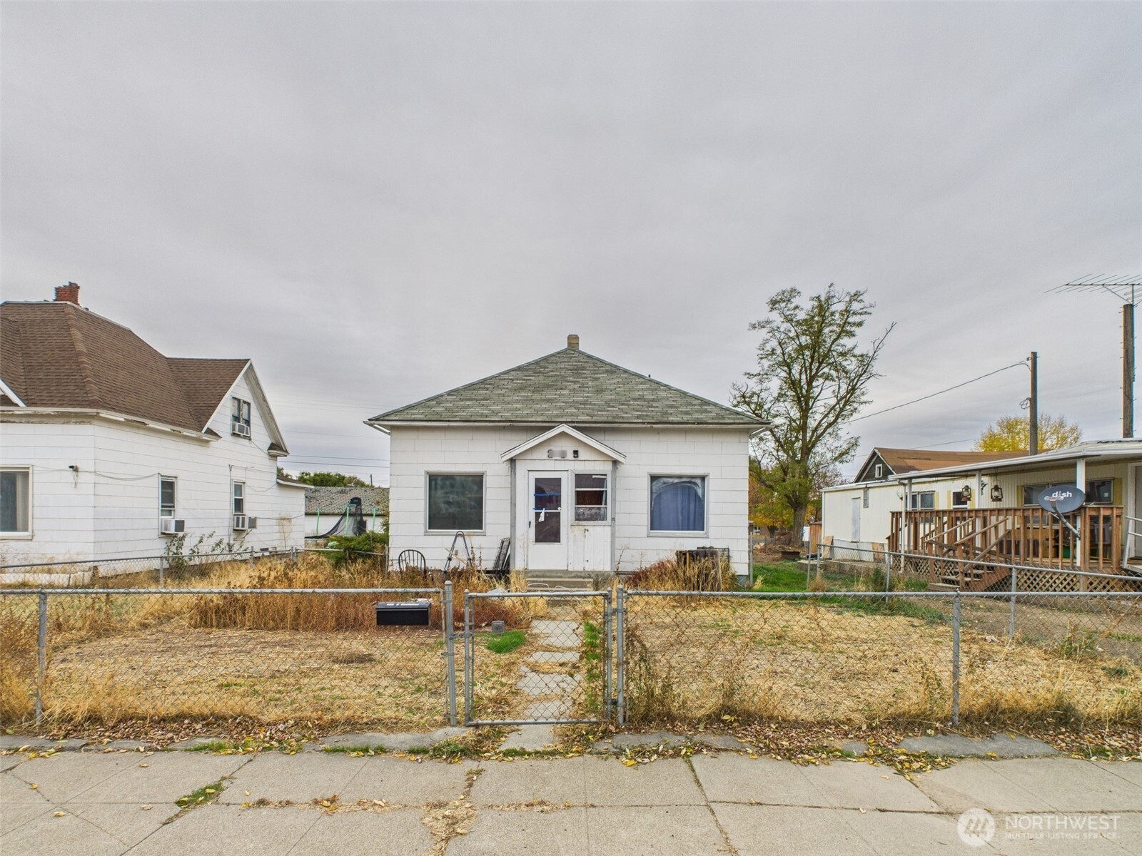 205 East Broadway Avenue Ritzville, WA 99169 - Photo 1 of 14 front view of a house with a yard