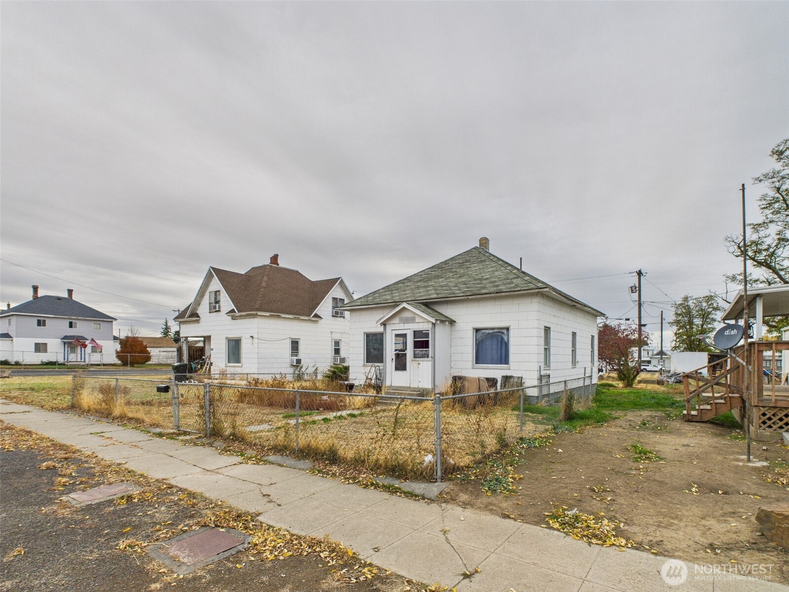 205 East Broadway Avenue Ritzville, WA 99169 - Photo 2 of 14 a front view of a house with a yard