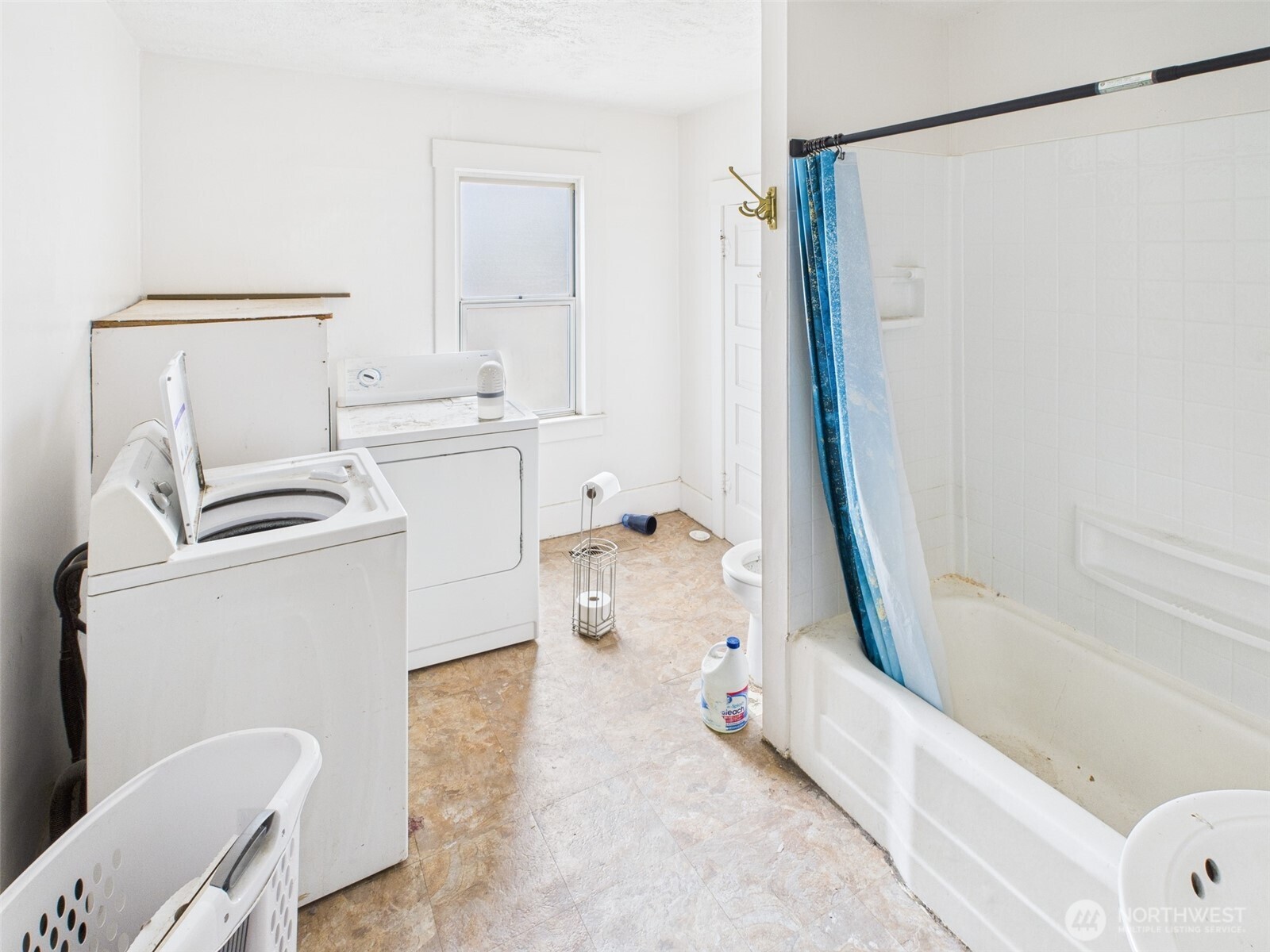 205 East Broadway Avenue Ritzville, WA 99169 - Photo 7 of 14 a bathroom with a tub sink and toilet