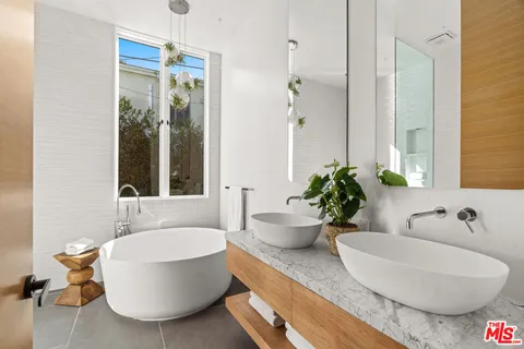 $4,650,000 | 8708 Dorrington Avenue, West Hollywood, CA 90048