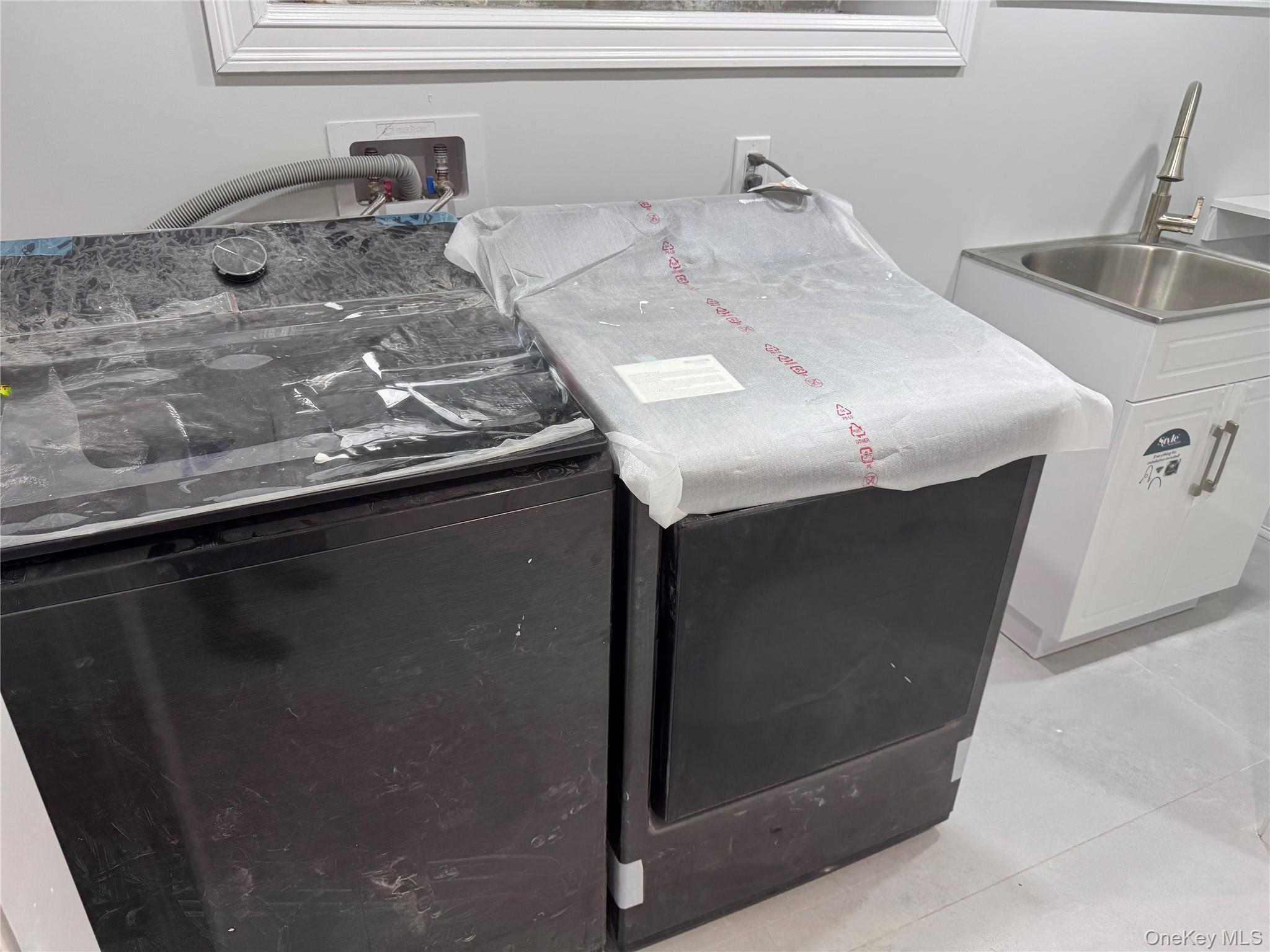 32 A Berkshire Road Great Neck, NY 11023 - Photo 27 of 38 Laundry with washer / dryer and a sink