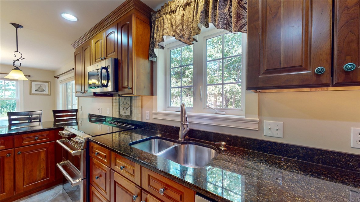 14 Crestview Drive Westerly, RI 02891 - Photo 11 of 37