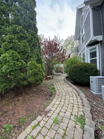 $2,200 | 103 South 4th Street, Unit 1, St. Charles, IL 60174