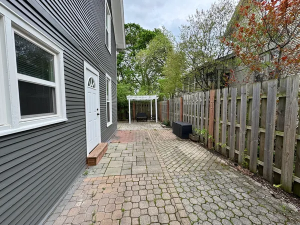 $2,200 | 103 South 4th Street, Unit 1, St. Charles, IL 60174