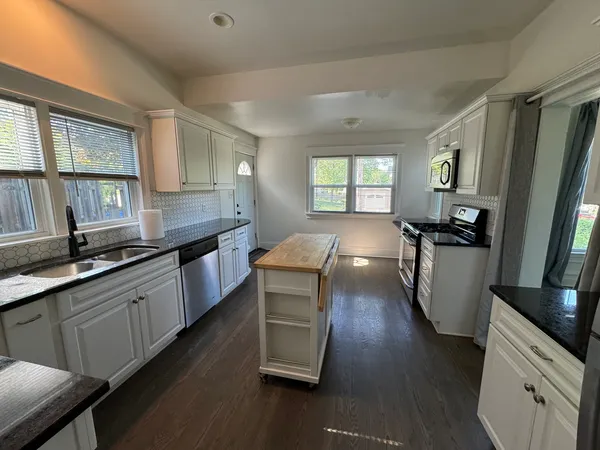 $2,200 | 103 South 4th Street, Unit 1, St. Charles, IL 60174