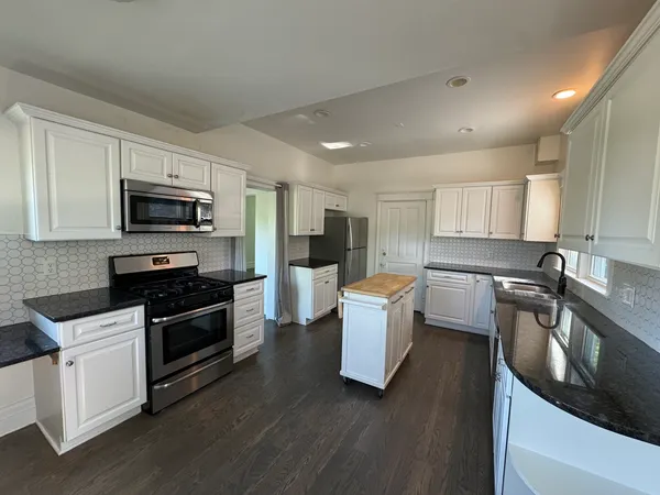 $2,200 | 103 South 4th Street, Unit 1, St. Charles, IL 60174