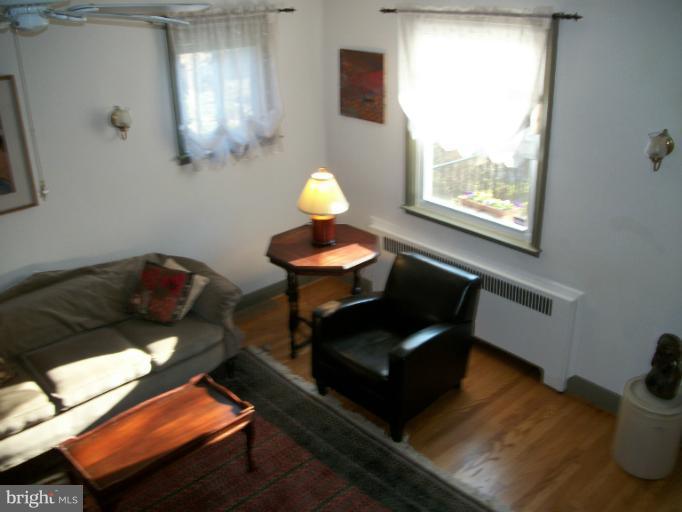 3310 Cedarhurst Road Baltimore, MD 21214 - Photo 18 of 28 Living Room