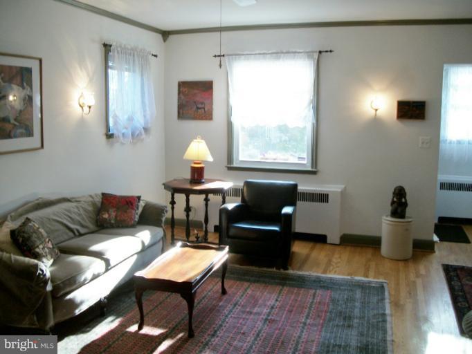 3310 Cedarhurst Road Baltimore, MD 21214 - Photo 22 of 28 Living Room