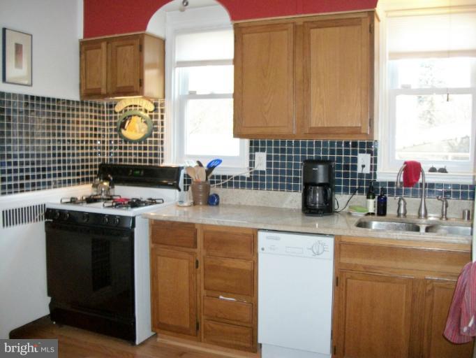 3310 Cedarhurst Road Baltimore, MD 21214 - Photo 5 of 28 Kitchen