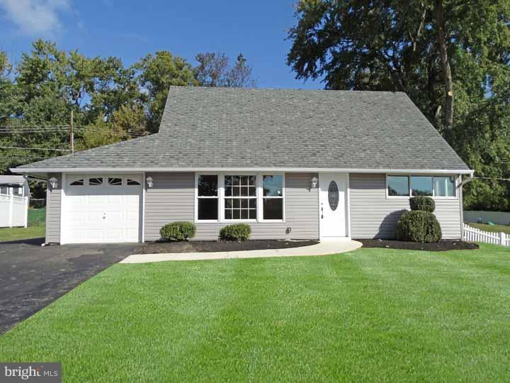 11 Halfturn Road Levittown, PA 19056 - Photo 1 of 24 Exterior Front