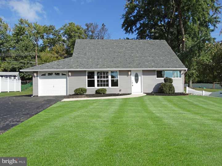 11 Halfturn Road Levittown, PA 19056 - Photo 2 of 24 Exterior Front