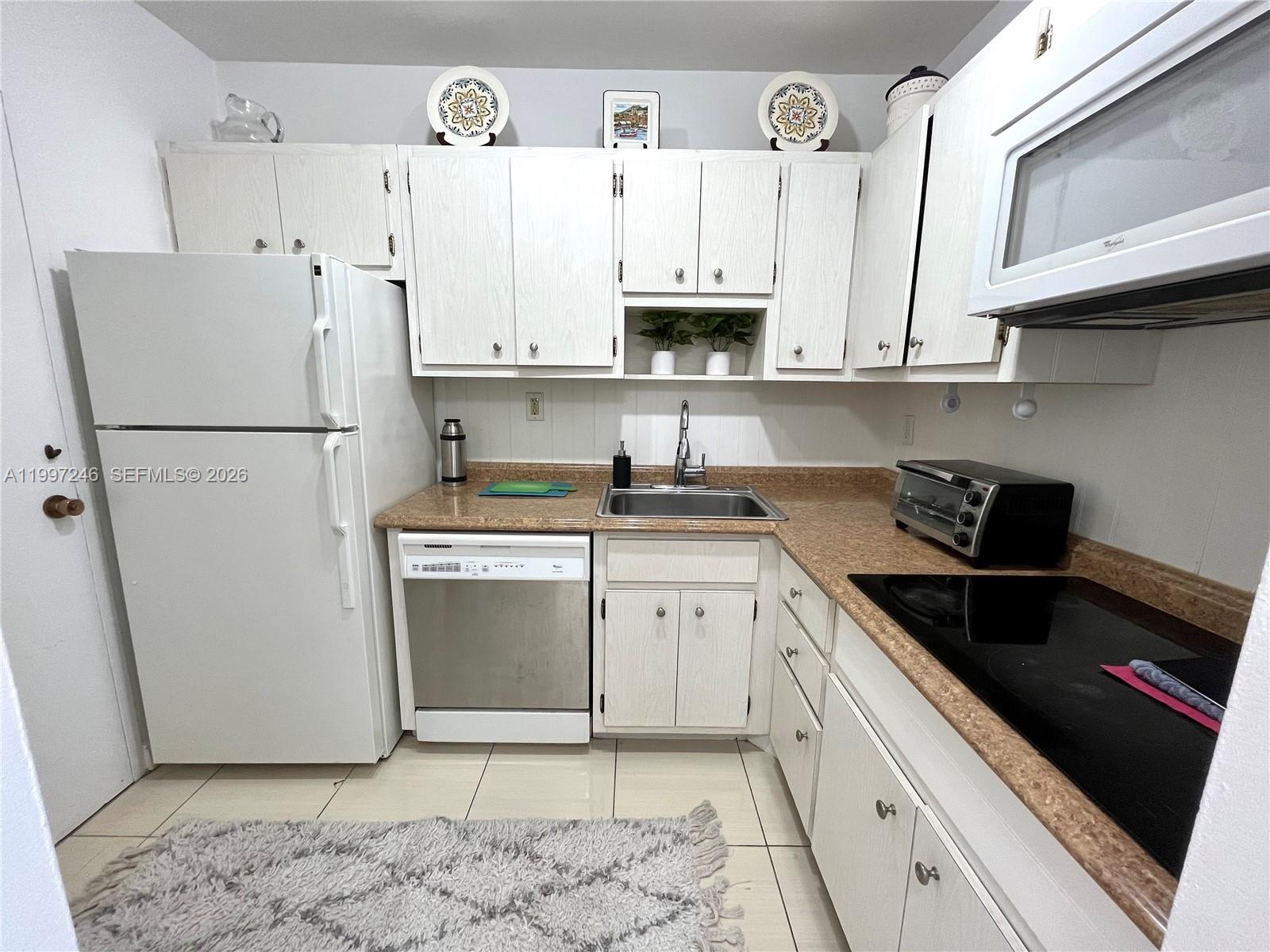 2899 Collins Avenue, Unit 810 Miami Beach, FL 33140 - Photo 9 of 36