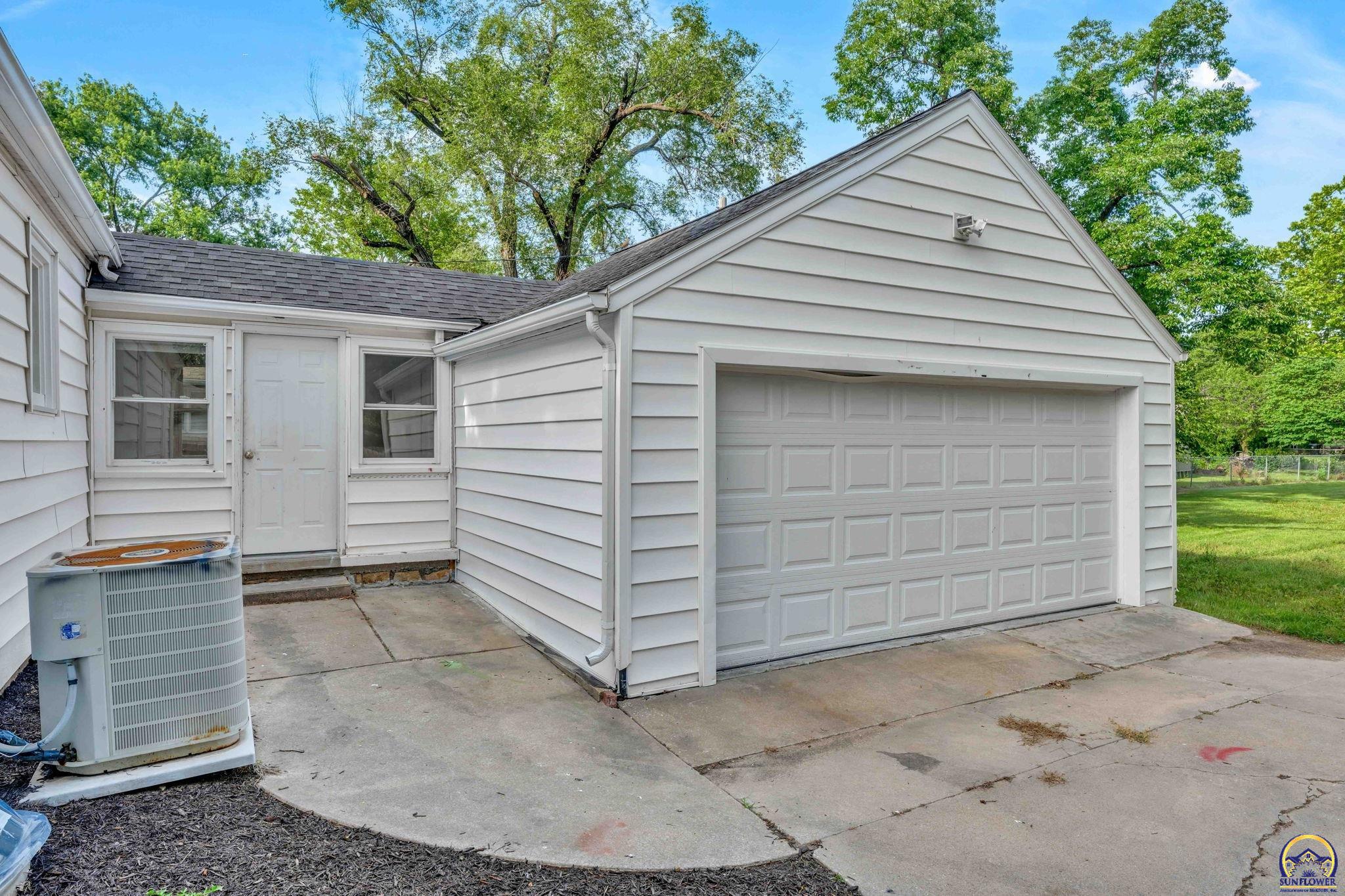 2212 Southwest Burnett Road Topeka, KS 66614 - Photo 32 of 37