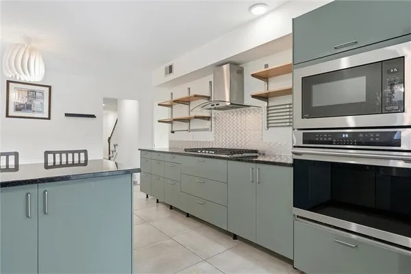 $539,900 | 1038 North Woodland Court, Oakwood, MO 64118