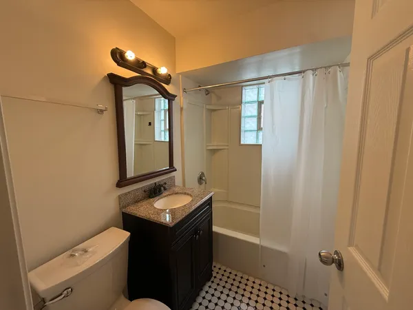 $1,875 | 109 Central Avenue, Unit A, Roselle, IL 60172