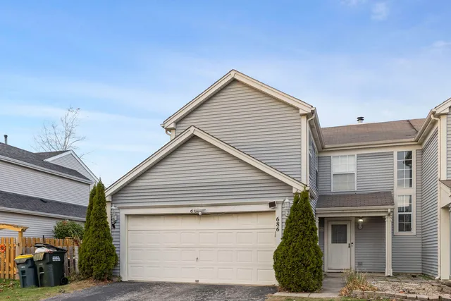 $330,000 | 686 Legends Drive, Carol Stream, IL 60188
