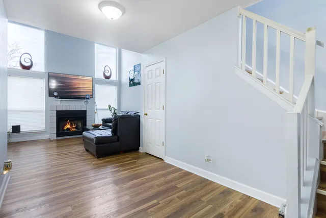 $330,000 | 686 Legends Drive, Carol Stream, IL 60188