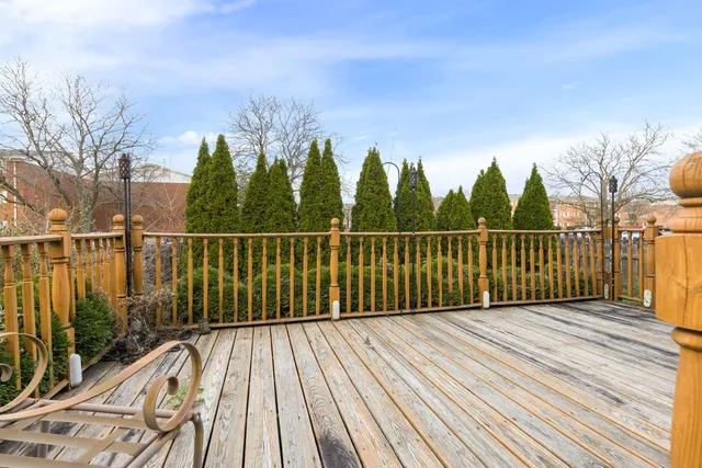 $330,000 | 686 Legends Drive, Carol Stream, IL 60188