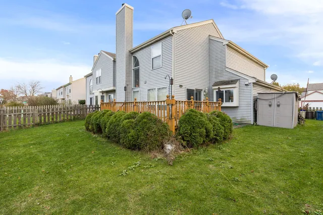 $330,000 | 686 Legends Drive, Carol Stream, IL 60188