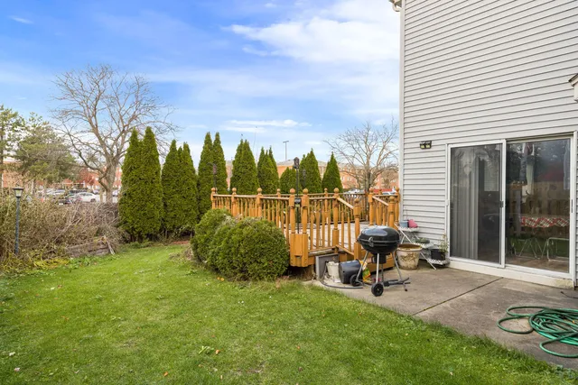 $330,000 | 686 Legends Drive, Carol Stream, IL 60188