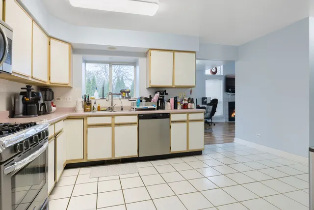 $330,000 | 686 Legends Drive, Carol Stream, IL 60188