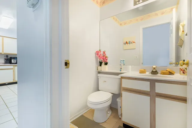 $330,000 | 686 Legends Drive, Carol Stream, IL 60188